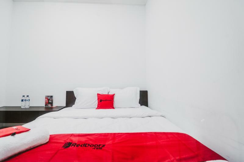 Reddoorz @ Limo Depok Hotel Eksteriør billede